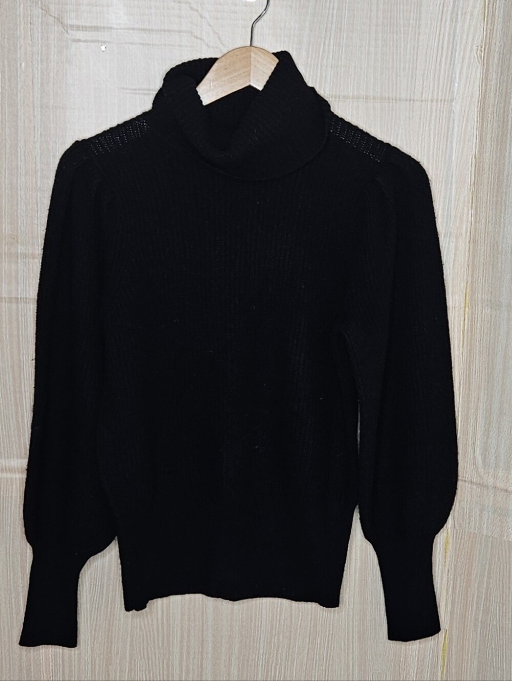 Madewell women’s black ribbed statement sleeve turtleneck sweater small.